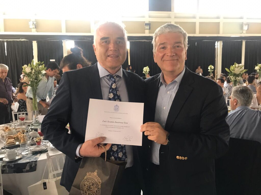 foto del funcionario Luis Inostroza con el decano Patricio Bernedo