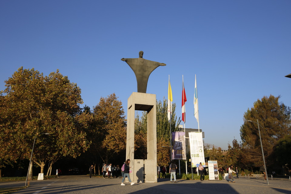 entrada campus san Joaquín vista del cristo. Con estudiantes caminando al rededor