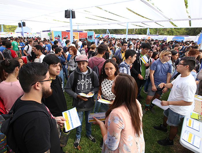 estudiantes en feria futuro novato y novata en campus san joaquin