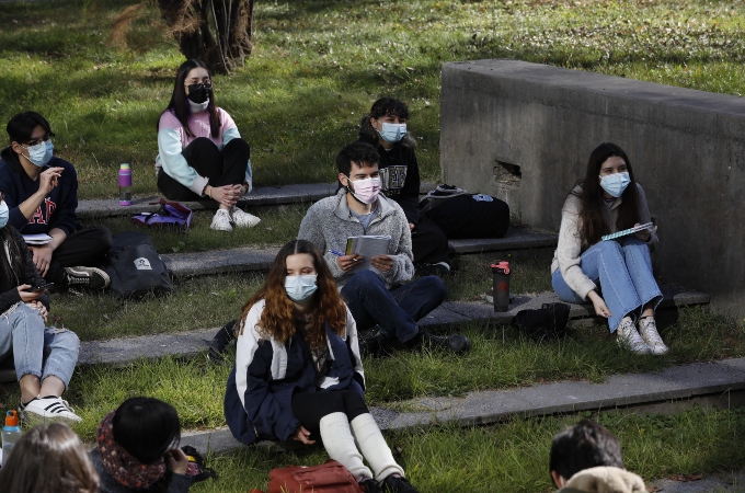 estudiantes sentados en escaleras del campus san joaquin