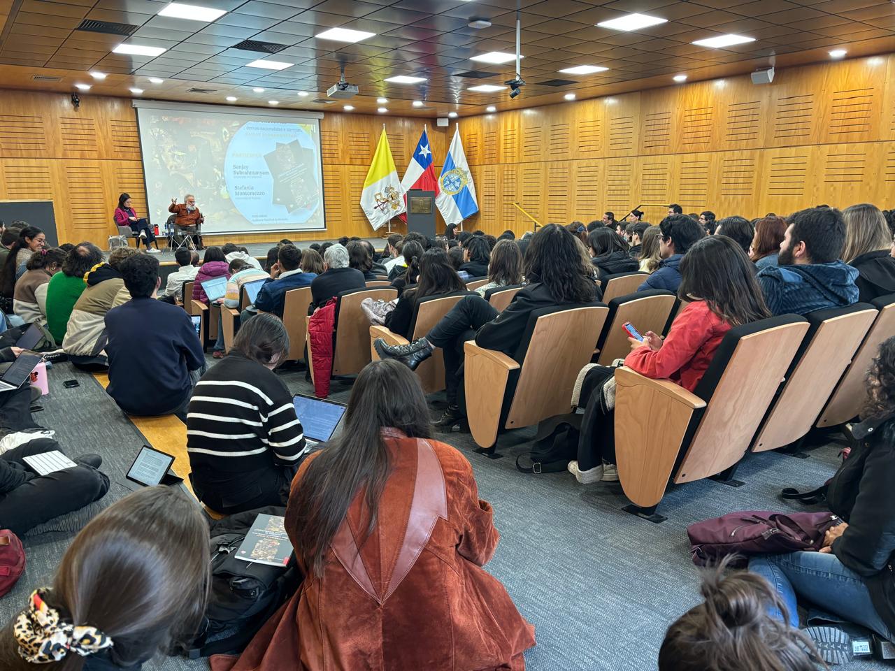 Auditorio lleno en evento Puerto Ideas UC