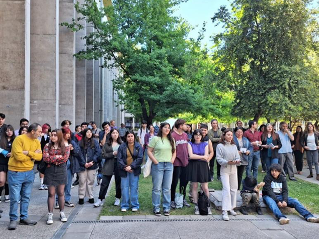 Estudiantes y ex estudiantes, administrativos y funcionarios que participaron en la actividad