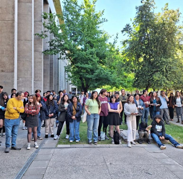 Estudiantes y ex estudiantes, administrativos y funcionarios que participaron en la actividad